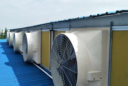 تعليمات لتربية الماشية: كيفية التمييز بين استخدام مراوح تدوير التهوية ومراوح العادم في حظيرة الماشية ؟