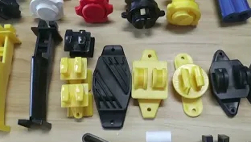 عازل بلاستيكي