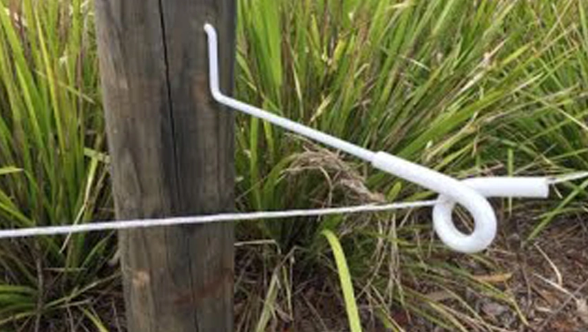 ملحقات سياج كهربائي عازل إزاحة بلاستيكي بذيل لولبي